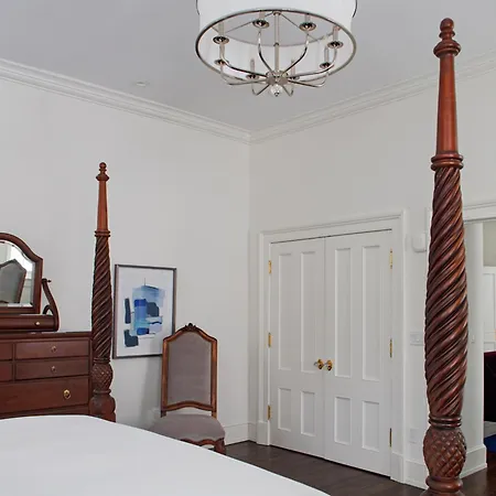 Kasa Jules Savannah Room photo